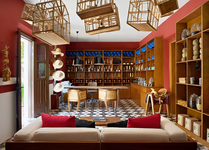 Interior de descanso y recepción de la Casita Roja