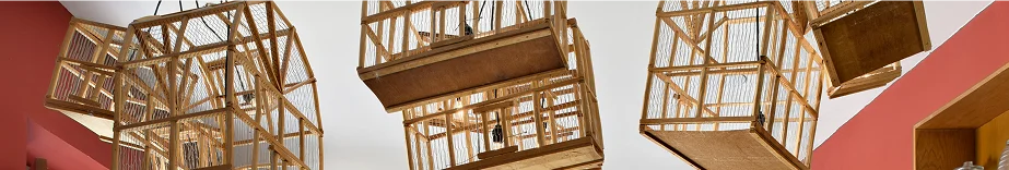 Detalle decorativo de marco tradicional en Casita Roja